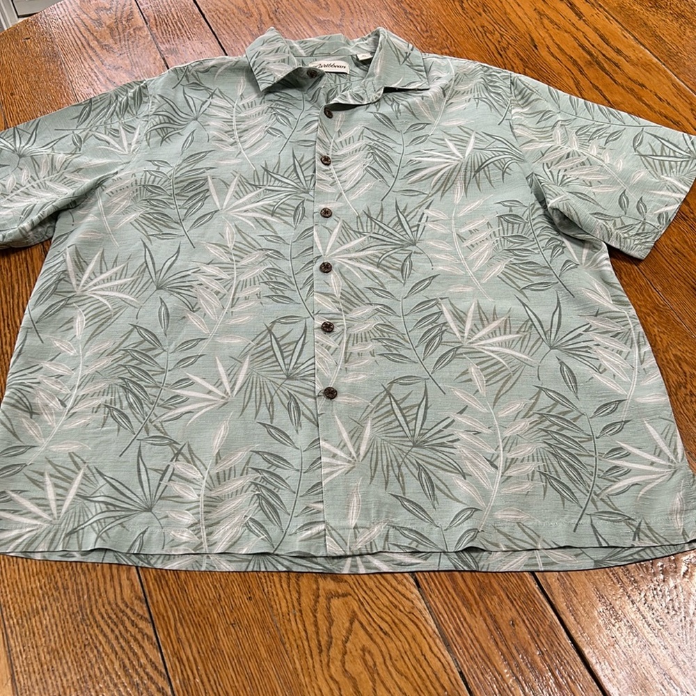 Caribbean silk blend tropical short sleeve shirt. Size XL. Green and tan.